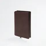 Billetera marrón de cuero sintético con protección RFID, tarjetero de aluminio con capacidad para 6 tarjetas, espacio para 2 tarjetas adicionales, espacio con ventana transparente para cédula de identidad, espacio interno para 6 billetes y bolsillo monedero exterior con cierre.