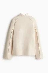 Polera de punto acanalado con cuello alto, abertura trasera y mangas largas con costuras decorativas.