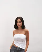 Top blanco estilo tubo confeccionado en algodón con lycra y terminación asimétrica.