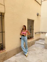 Top verde de tejido de punto con hilado italiano, breteles anchos, tela dry fit y protección UV.