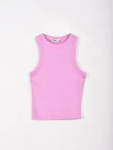 Musculosa de tejido acanalado, color rosado, con cuello redondo y diseño ajustado al cuerpo.