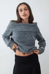 Sweater de punto tricot con diseño off-shoulder, de calce relajado y textura acanalada.