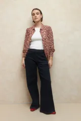 Camisa estampada de manga larga con botones a tono y terminación de puños en volados.