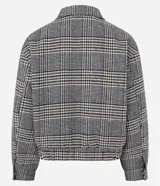 Campera de sarga color marrón, con cuello clásico, cierre frontal con cremallera, bolsillos laterales y cintura con elástico. Diseño de manga larga con corte recto.