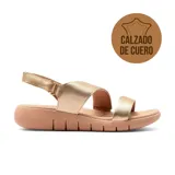 Sandalia de cuero color dorado, con plataforma baja y ajuste con hebilla.