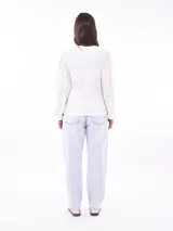 Remera color caqui de tejido acanalado, con mangas largas abullonadas en los hombros y puños ajustados.