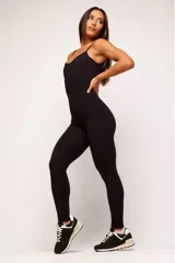 Jumpsuit deportivo de una pieza, color verde militar, con breteles finos y diseño ajustado al cuerpo. Presenta un corte estratégico que realza la figura y espalda escotada.