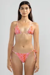 Conjunto de bikini de dos piezas con estampado animal print en tonos rosa y naranja. El corpiño es de corte triángulo con tirantes finos y la bombacha es de corte bajo con lazos ajustables a los costados.