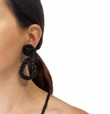 Aros colgantes con base circular de mostacillas turquesas y dije de lágrima tramado con cristales de colores.