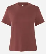 Remera básica de manga corta y cuello redondo, confeccionada en algodón interlock. Presenta un diseño liso sin estampados, ideal para uso diario.
