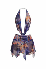Conjunto de dos piezas compuesto por un top halter con escote profundo y una minifalda con ruedo irregular, confeccionados en tela de malla semitransparente con estampado abstracto multicolor.