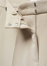 Pantalon de vestir tiro alto con diseño wideleg, confeccionado en tejido liso con trabillas para cinturón, bolsillos laterales y cierre oculto de botón, gancho y cremallera.