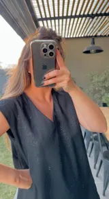 Vestido corto negro de lino con lurex, corte amplio y mangas cortas.