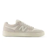 Championes New Balance Numeric 480, color blanco hueso con detalles en gamuza beige. Cuentan con el logo "N" en los laterales y suela de goma.