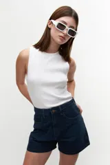 Short de jean azul oscuro, tiro alto, con bolsillos delanteros y traseros.