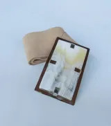 Cinturón de cuero marrón con hebilla rectangular con aplique de guampa y detalles de alpaca.