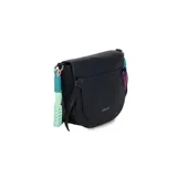 Cartera tipo bandolera negra de formato compacto, con solapa frontal, líneas curvas y correa de hombro tejida multicolor en tonos turquesa y fucsia.