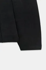 Jersey de cuello redondo y manga larga, confeccionado en tejido de punto elástico con trama compacta. Presenta un diseño con pinzas en la cintura que le otorgan una silueta entallada.