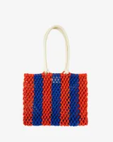 Bolso tote bag tejido a crochet con rayas verticales en color rojo y azul.
