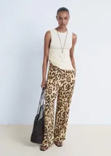 Pantalon de tiro medio con diseño recto y fluido, confeccionado en viscosa con estampado animal print de leopardo. Cuenta con cintura elástica con lazo de ajuste, forro interior y bolsillos laterales.