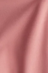 Top de manga corta color rosado, con cuello redondo y pinzas moldeadoras en la cintura que generan un bajo acampanado.