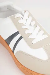 Championes deportivos para mujer Paddock modelo Aegon, con diseño en color blanco, detalles en beige y marrón tostado, y franjas laterales oscuras. Cuenta con suela de goma color camel y cordones blancos.
