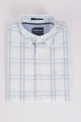 Camisa de algodón con estampado de cuadros en tonos blancos y celestes. Presenta cuello clásico, cierre frontal con botones y logo bordado en el pecho.