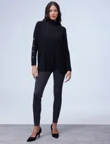 Polera negra de tejido soft con cuello alto y mangas largas con aplique de botones.