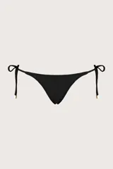 Calzón de bikini negro con corte a la cadera, cobertura pequeña y tiras laterales con detalle de cuentas doradas en los extremos.