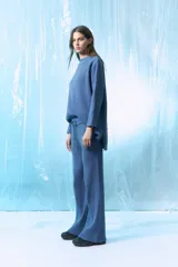 Pantalón acanalado celeste de corte palazzo con cintura elastizada y lazo ajustable.