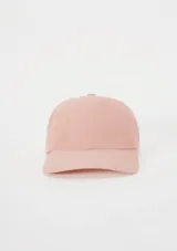 Gorra clásica color gris oscuro, con visera curva y diseño liso de seis paneles.