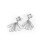 Par de caravanas colgantes plateadas con forma geométrica y detalle de strass.