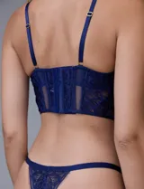 Conjunto de lencería Montelle color azul marino, compuesto por un bralette de micro tul y encaje con aro, breteles regulables y cierre trasero de tres posiciones, y un thong de encaje a juego.