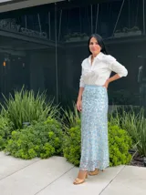 Falda larga de corte recto, color celeste, cubierta completamente de lentejuelas con diseño floral.