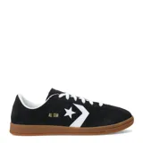 Championes Converse All Star de corte bajo, confeccionados en gamuza negra con el icónico logo de estrella y chevrón en blanco en el lateral. Presentan cordones blancos, interior acolchado y suela de goma color caramelo.