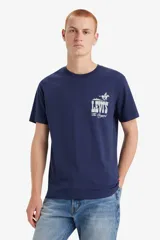 Remera azul marino de algodón con cuello redondo y estampado frontal del logo de Levi's con un jinete a caballo.