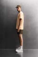 Pantalones cortos de entrenamiento Zara Athleticz en color salmón, confeccionados en tejido técnico ligero y elástico con estructura. Cuentan con cintura elástica ajustable, forro interior, bolsillos laterales y perneras con aberturas laterales.
