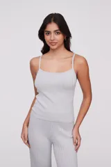 Musculosa de punto color gris claro con textura acanalada y tirantes finos.