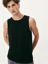 Musculosa negra de corte recto, con cuello redondo y sisas amplias.