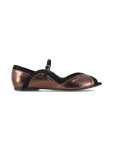 Ballerina de cuero metalizado en color cobre y detalles en negro, estilo peep toe con tira ajustable en el empeine y hebilla metálica.