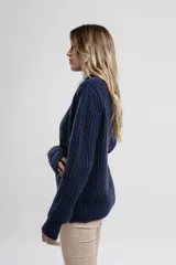 Polera de punto color borgoña, de cuello alto y manga larga.