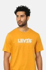 Remera amarilla de corte recto con cuello redondo y logo de Levi's estampado en el pecho.