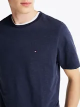 Remera de puro algodón jaspeado color azul marino, con cuello redondo y logo de Tommy Hilfiger bordado en el pecho.