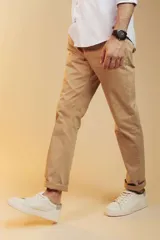 Pantalón de gabardina color beige, de corte recto y estilo clásico, con bolsillos laterales y traseros.