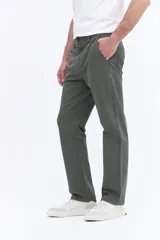 Pantalón de corte regular con diseño clásico de cinco bolsillos, confeccionado en tejido de algodón con elastano. Presenta cierre frontal con botón y cremallera, y cuenta con logo bordado.