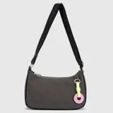 Cartera tipo hobo de textura gamuzada en color gris oscuro, con cierre superior y correa ajustable de cinta negra con logo. Incluye un charm decorativo con cuerda neón y dije circular rosado con logo grabado.