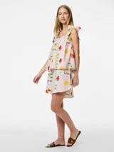 Short de tiro alto con cintura elástica y detalle de volados en el ruedo. Presenta un diseño estampado con motivos frutales y soles sobre fondo rosado, con un corte holgado y fresco.