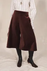 Bermuda ancha de tiro medio de terciopelo bordó con diseño de pierna ancha y caída fluida.