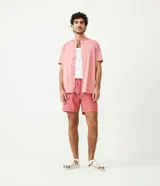 Camisa negra de algodón con corte slim, cuello mao, manga corta y abotonadura frontal.