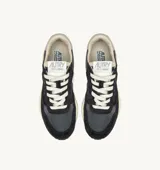 Championes Autry modelo Reelwind Low, de estilo retro inspirado en los runners de los 80. Presentan una combinación de ante negro y malla transpirable, con detalles en color crema y suela amortiguada de goma.